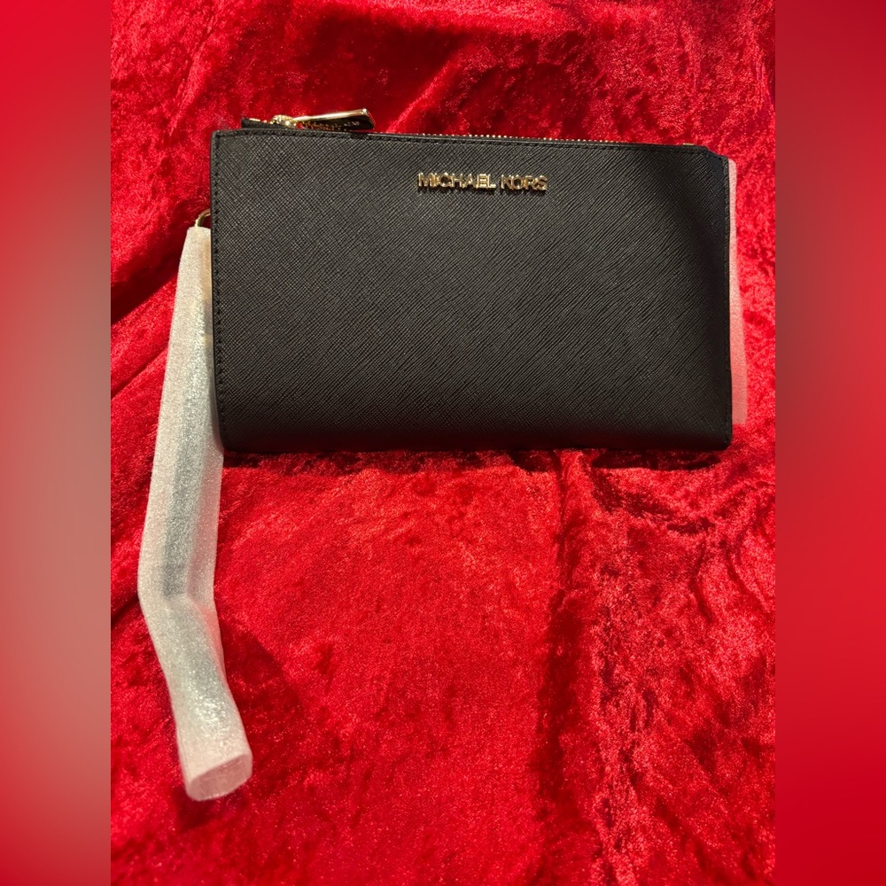 SOLD - L006 NWT Michael Kors Jet Set Large Leather Smartphone Wristlet Wallet